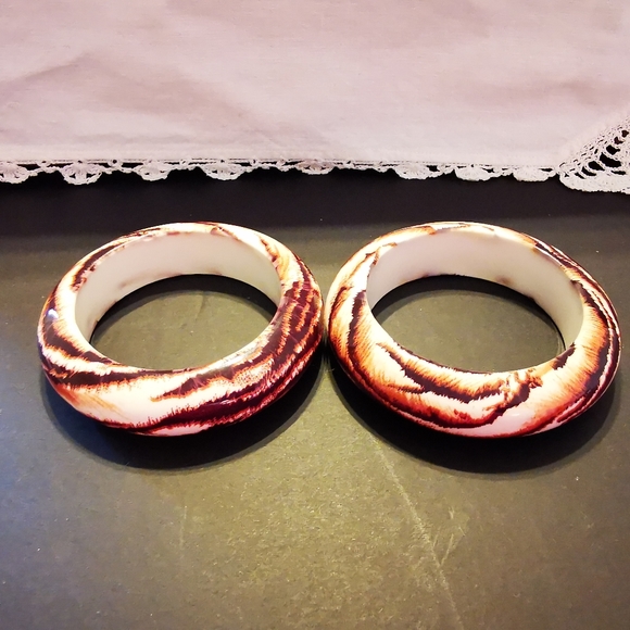 Pair of Chunky Domed Animal Tiger Print Plastic Bangle Bracelets - Picture 9 of 16
